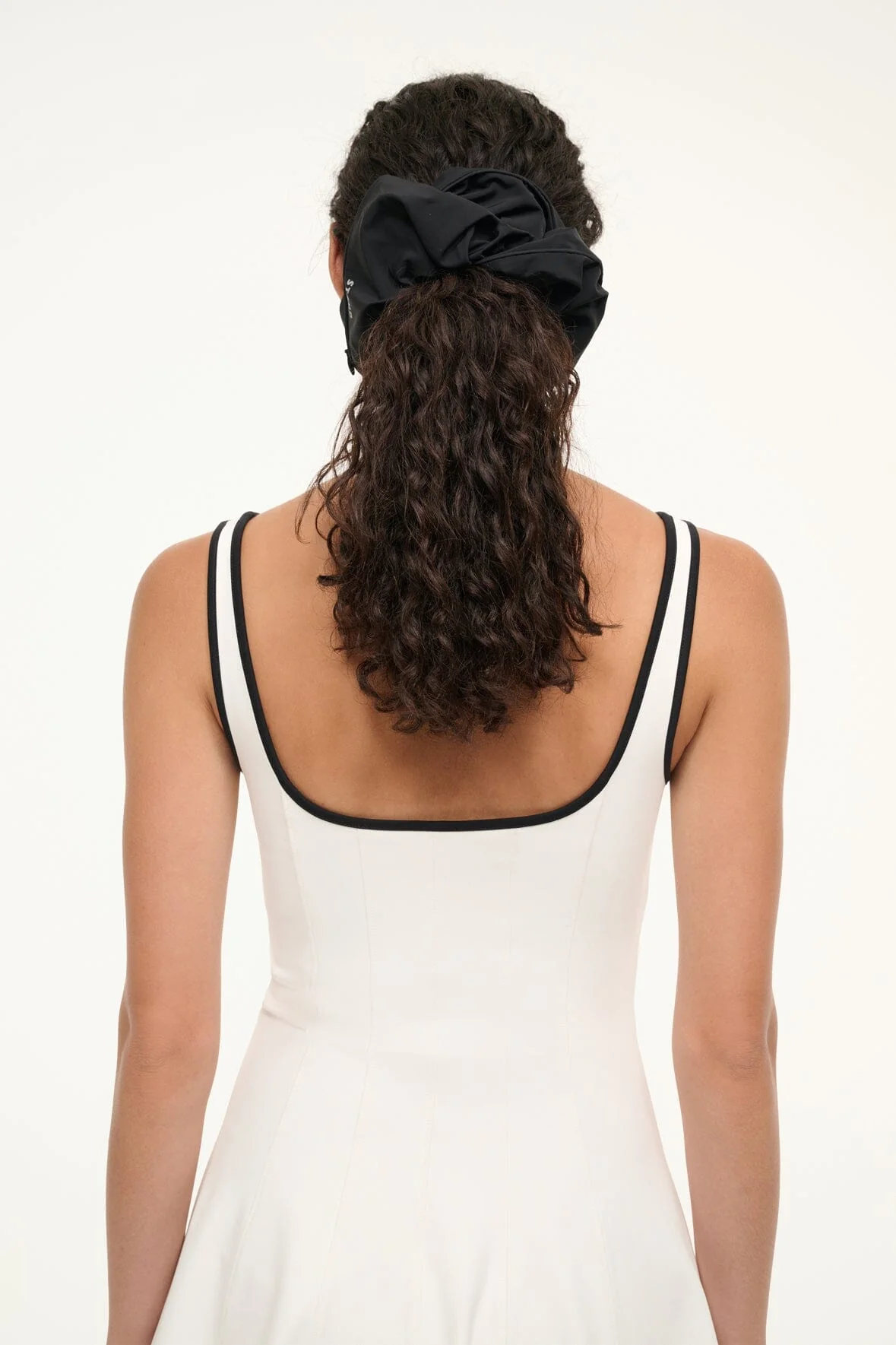 GORGE SCRUNCHIE | BLACK - Image 6