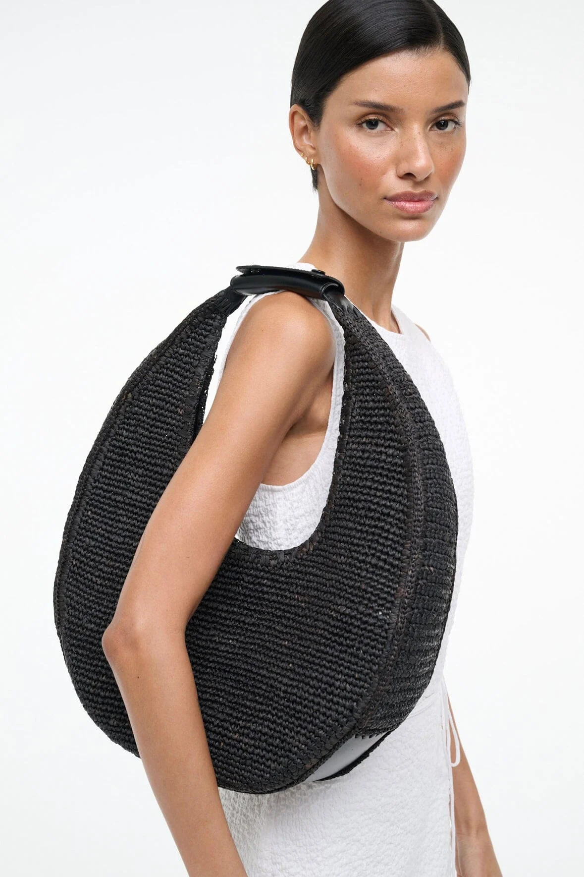 LARGE RAFFIA MOON TOTE BAG | BLACK RAFFIA - Image 4